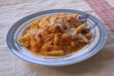 Geleneksel İtalyan tarifi veya taze domates soslu makarna ve parmesan peyniri.