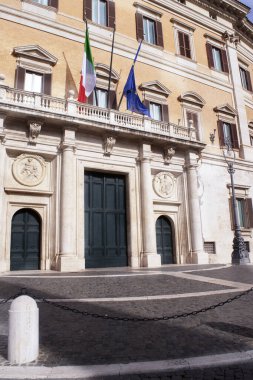 Montecitorio Sarayı 'nın ana girişi, Roma' daki İtalyan milletvekilleri meclisinin yeri, İtalyanca ve eu bayraklı. Tarihi hükümet binası cephesi