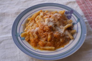 Geleneksel İtalyan tarifi veya taze domates soslu makarna ve parmesan peyniri.