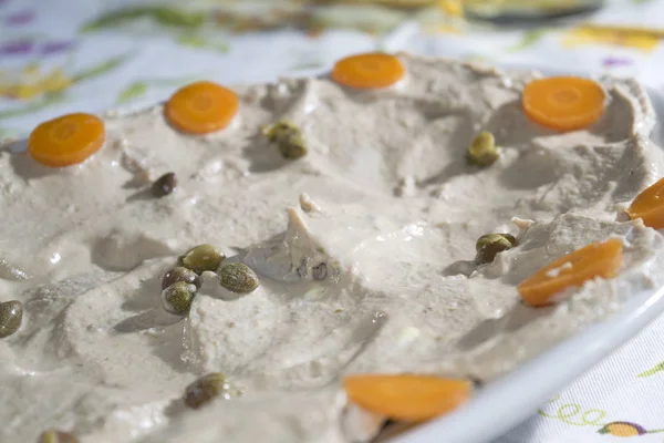 Vitello tonnato of kalfsvlees met tonijn saus — Stockfoto