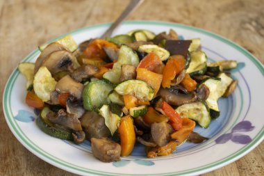 Sotelenmiş kabak biberli sağlıklı ratatouille. Kırsal masada besleyici vejetaryen yemeği için mantar ve sebze.