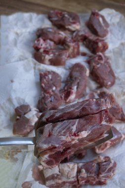 Etik et kaynaklarına odaklanan bir kavram için kağıt üzerinde taze çiğ kuzu eti parçaları ve keto ve paleo yaşam tarzı diyetleri için yüksek kalitede ev yapımı doğal protein eğilimi