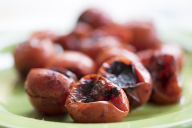 Pachino domates üzerinde kalbur kavrulmuş