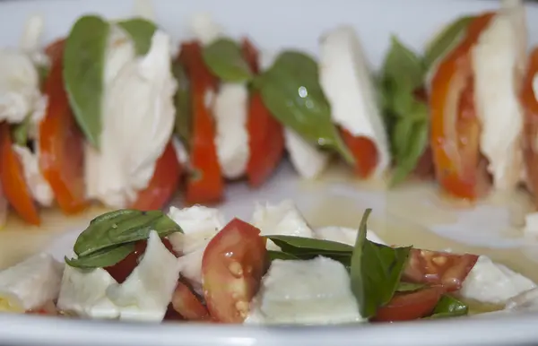 Voorgerecht met Tomaten mozzarella en basilicum — Stockfoto