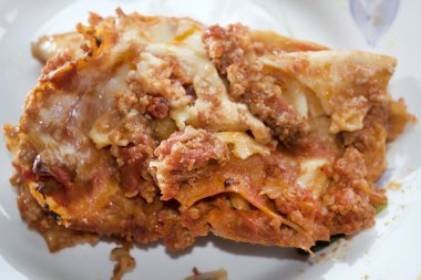 Lazanya bolognese sosu