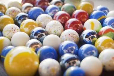 renkli cam mermerler