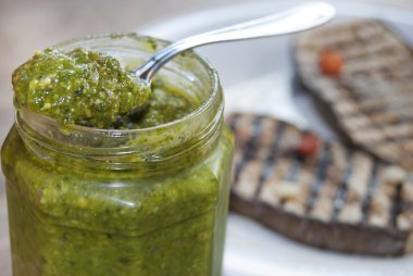 El yapımı Ceneviz pesto