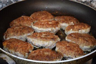 Kızarmış et köftesi.