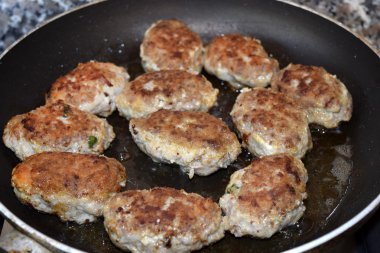 Kızarmış et köftesi.