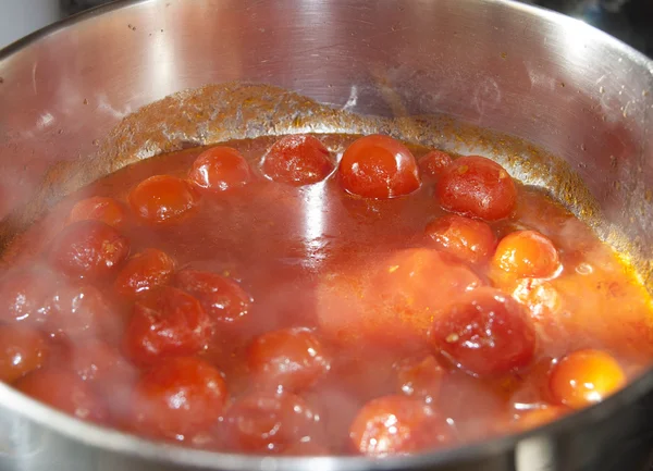 Tomatensaus koken — Stockfoto