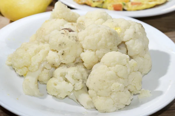 Steamed organic cauliflower — Stock Photo, Image