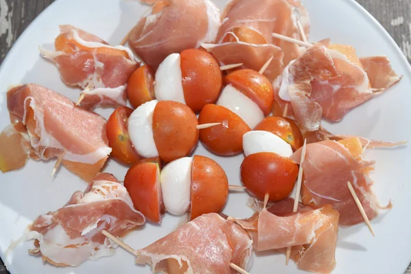 Canapés de tomate cereja de melão de presunto curado e mussarela — Fotografia de Stock