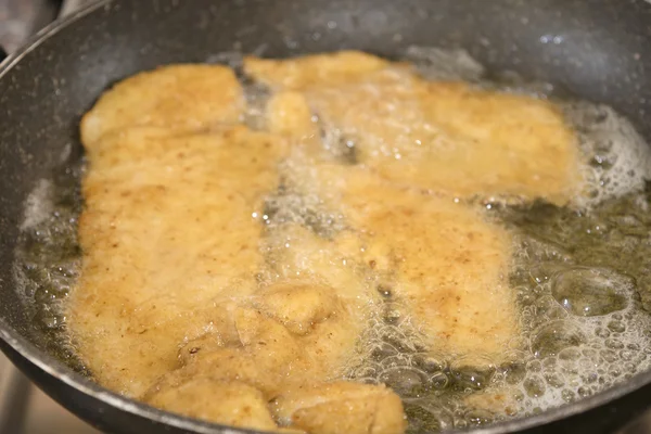 Frying oif slices of breaded chicken breast — Stock Photo, Image