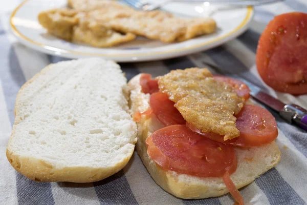 Sandwich avec escalope de poulet et tomates — Photo