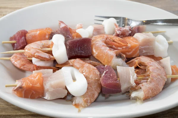 Рыбные шашлыки с креветочным тунцом и кальмарами — стоковое фото