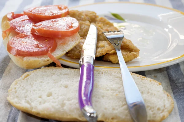 Сэндвич с котлетой и помидорами — стоковое фото