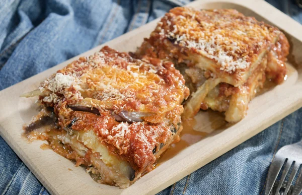 Parmigiana de berinjelas e mussarela — Fotografia de Stock