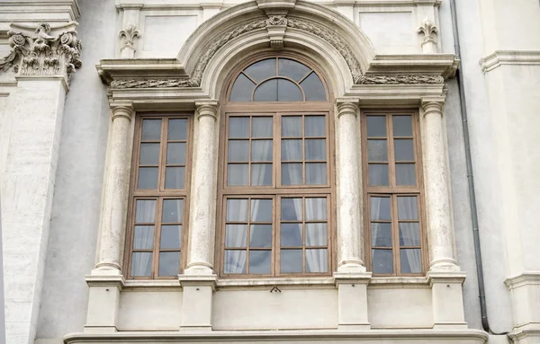 Decoratieve en historische venster in Rome — Stockfoto