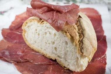 ev yapımı ekmek bresaola ile