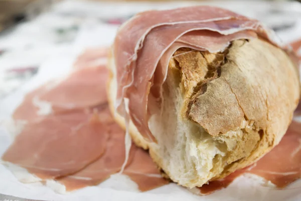 Prosciutto crudo e pane — Foto Stock