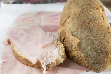 Ev yapımı ekmek ve jambon biftek