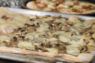 mantar ev yapımı pizza