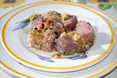 kıyılmış ve ekmekli ton balığı