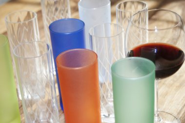 renkli bardak şarap