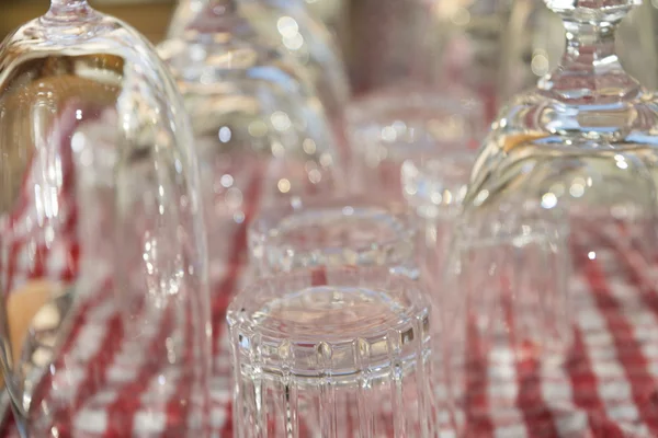 Стеклянные чаши и тумблеры — стоковое фото