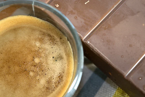 Espresso-Kaffeetasse und dunkle Schokolade — Stockfoto