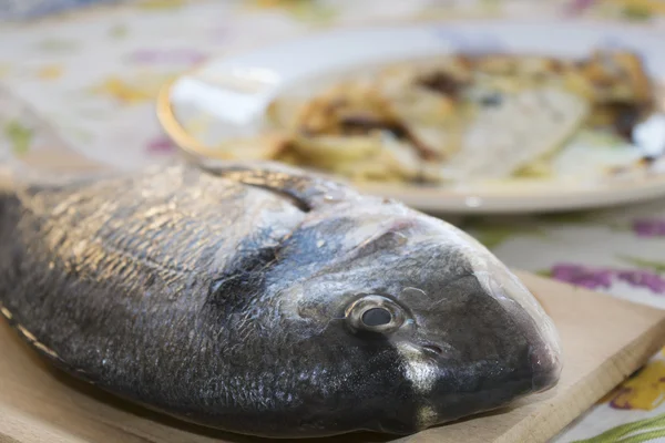 Fresco y acaba de atrapar dorada —  Fotos de Stock