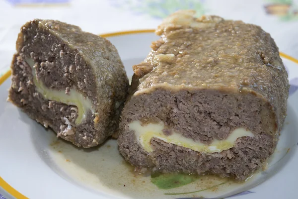 Rolo de carne recheado de carne — Fotografia de Stock