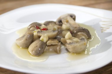 ince dilimlenmiş mantar