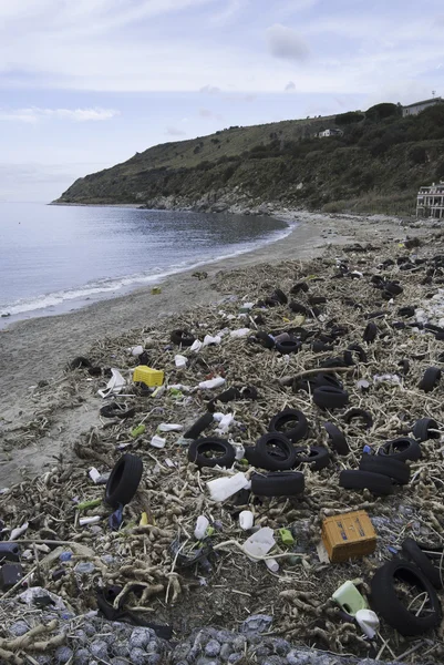 Contaminación en una playa — Foto de Stock