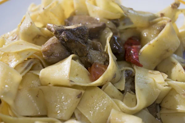 Pappardelle con boletus comestible y tomates cherry — Foto de Stock