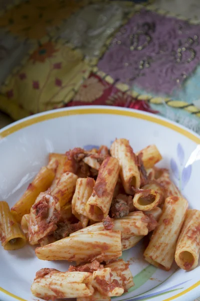 Gebakken pasta met mozzarella en ingrediënten diverse — Stockfoto