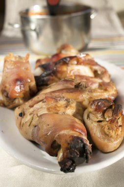 kavrulmuş domuz yavrusu etmiş