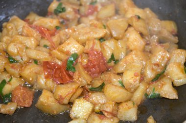 Kızarmış patlıcan domates ile