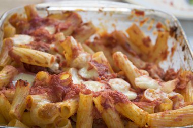 kaked rigatoni pasta mozzarella ve domates sos ile