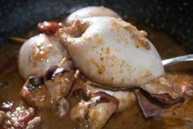 domates soslu dolması kalamar