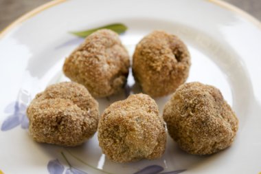 Kızarmış et köftesi.