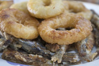 hırpalanmış ve kızarmış kalamar halkaları