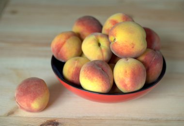 Ahşap bir arka planda şeftaliler