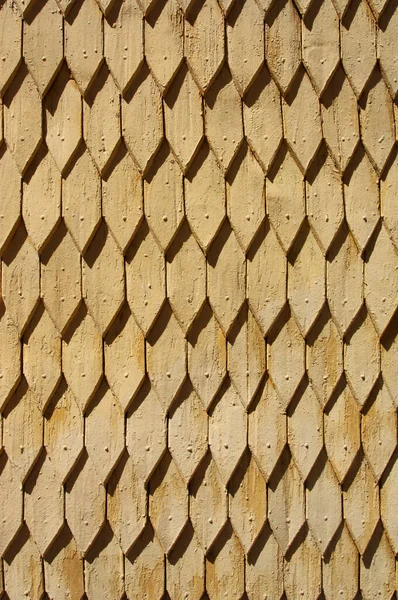 Покрывая Стены Деревянными Досками Подобными Чешуе — стоковое фото