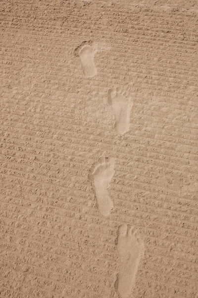 Impronte Sulla Spiaggia Estiva Sabbia — Foto Stock