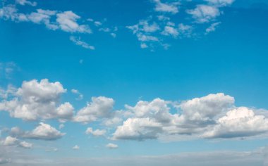 Mavi gökyüzü ve bulutlar. Güzel bulutlar. 