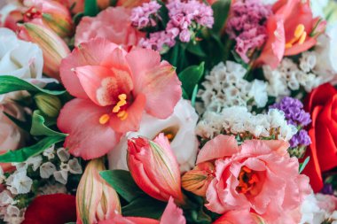 Östoma, güller ve alstromeryadan oluşan çiçeklerin bileşimi.