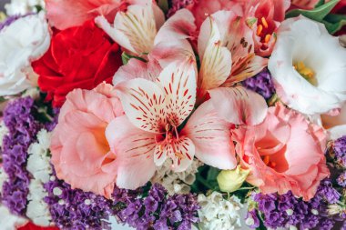 Östoma, güller ve alstromeryadan oluşan çiçeklerin bileşimi.