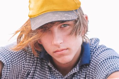 Beyzbol şapkası takan çekici bir genç.