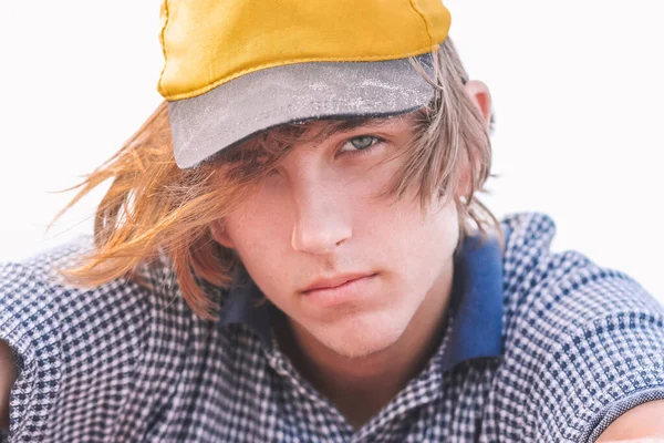 Beyzbol şapkası takan çekici bir genç.